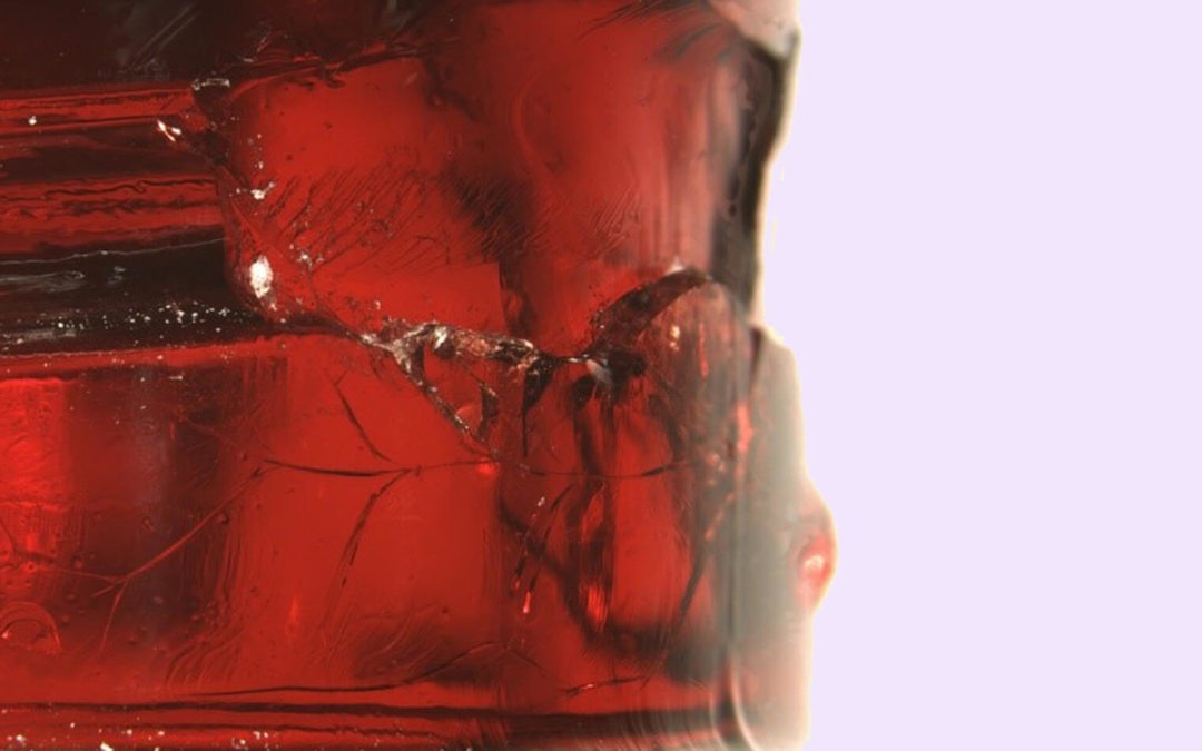 Expertise fractographique du verre : déterminer les causes de la casse